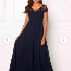  - Mörkblå balklänning med fint fall. Aldrig använd, lappar sitter kvar. Säljer då jag har hittat en som passar mig bättre.