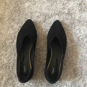  - Jättesnygga Filippa K skor. Som nya då dom är helt oanvända med prislappen kvar. Ord.pris 2200 kr. Köparen står för frakten! 