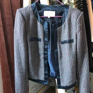  - Kort kavaj i ”Chanel” stuk, från Vila, använd men bra skick