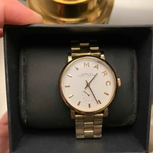  - Klockan är i fint skick, levereras med original kartong Modell: MBM3243 Självklart äkta  