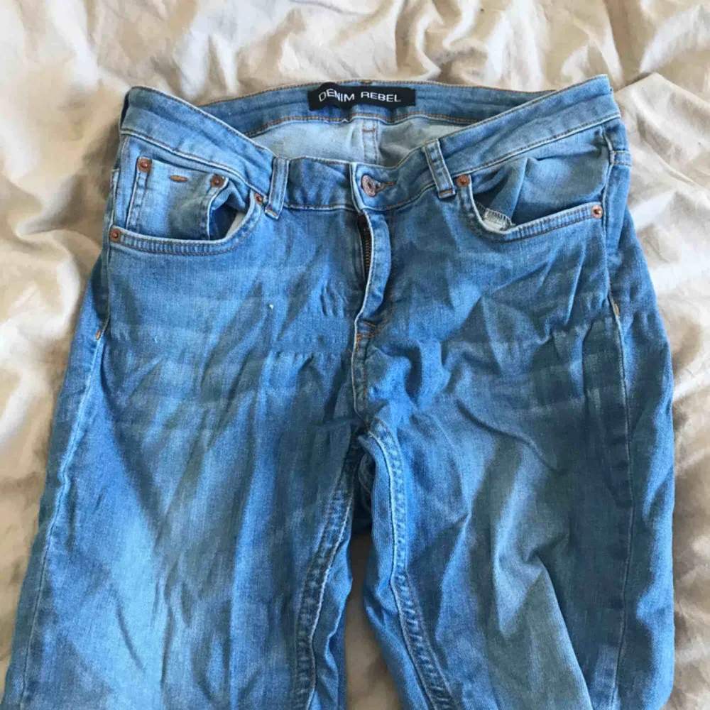 🥰frakt inräknat🥰 ljusblå superfina jeans!! storlek 40 med lite stretch. Jeans & Byxor.