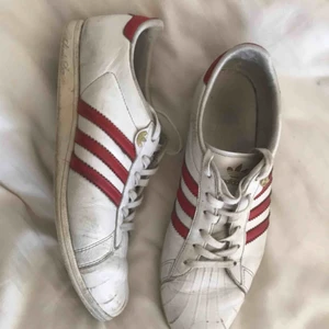  -  Adidasskor! Säljer mina favoritskor för måste acceptera att dom är för stora. Passar smalare fötter då de tillhör adidas ”sleek series”. Slitningar syns på bild 2 och 3, men i övrigt är skorna fint skick. Snyggaste vintage-sneakern!