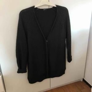  - Stickat mörkgrön kofta, varm och skön. Frakt tillkommer 