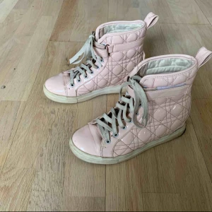  - Storlek 38 Kan mötas upp vid t-centralen eller Odenplan, kan skicka via post, 60kr på frakt 