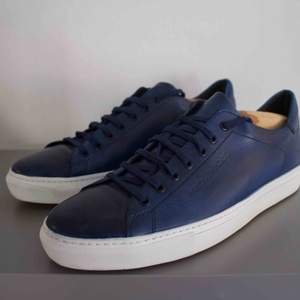 Blåa läder sneakers av märket Panos Emporio. Använda 1 gång, nypris 1999kr