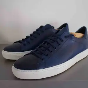 Blåa läder sneakers av märket Panos Emporio. Använda 1 gång, nypris 1999kr