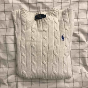  - En skitfin kabelstickad tröja ifrån Ralph lauren! Inte använd så jättemycket så den är i gott skick! Likadant som gant tröjan, väldigt stretchig därför hade den passat M också! Skriv vid intresse😊