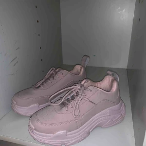  - Helt nya sneakers från Nelly, strl 36