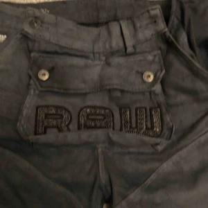  - Gstar byxor med ficka där fram. Skitanygga på men ganska stora i storleken.