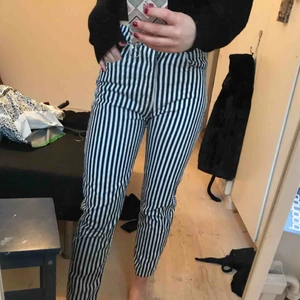 randiga byxor - *Första bilden kommer från första säljaren*  Ett par randiga byxor från Pullandbear! Jag har aldrig använt dom och förra säljaren hade kvar lappen så de är i princip nya! Super coola🤩