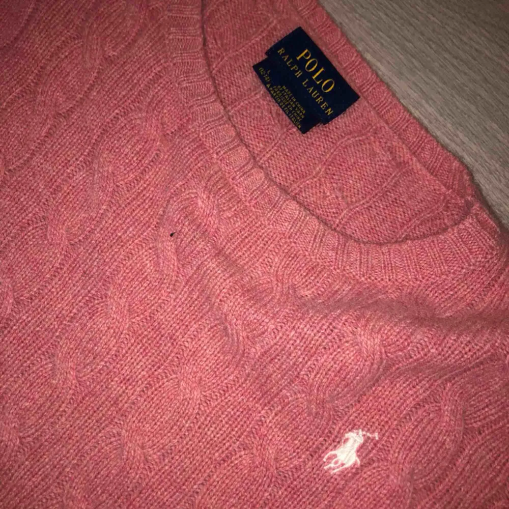 Fin kabelstickad Polo Ralph Lauren tröja i väldigt bra skick med väldigt fin passform. Använd fåtal gånger. Köpt för 999 kr. . Tröjor & Koftor.
