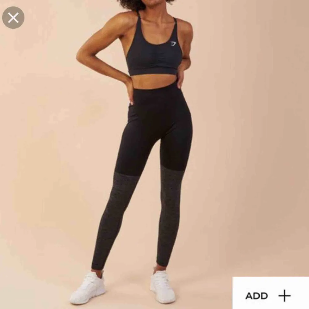Gymshark seamless two tone leggings. Använda men inget slitage och ser fortfarande ut som nya. Säljer för att jag använder de så sällan. Storlek s men fungerar nog även på m. Frakt ingår. Jeans & Byxor.
