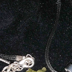  - Superfestliga halsband som är i form av en stor kamel. Två färger som synes, silvergrå och guldfärgad.. ish. Hörde jag mors dag? 