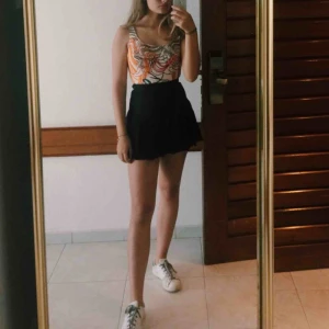  - Jättefin svart tenniskjol från American Apparel, tyvärr för liten för mig då kläderna därifrån är små i storlekarna😪 frakt ingår ej! 