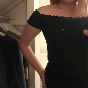  - Supersöt sommartopp i stl M men mer som en S. Mycket fint skick, få använda gånger. Betalning sker via swish & köparen står för frakten på 18:- 💕