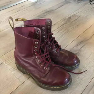 Säljer nu ett par Dr.Martens  i storlek 37, dock är dem ganska små i storleken, skulle säga att dem är i storlek 36, använda fåtal gånger!!