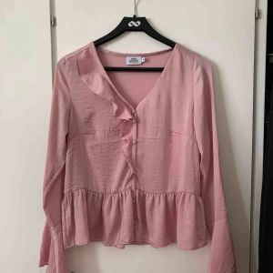  - Blus från Andrea hedenstedt X NAKD