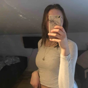  - Beige långärmad tröja  Uppvikt på bilderna asfin