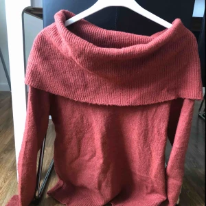  - Stickad off-shouldertröja  Knappt använd någon gång! Frakt tillkommer