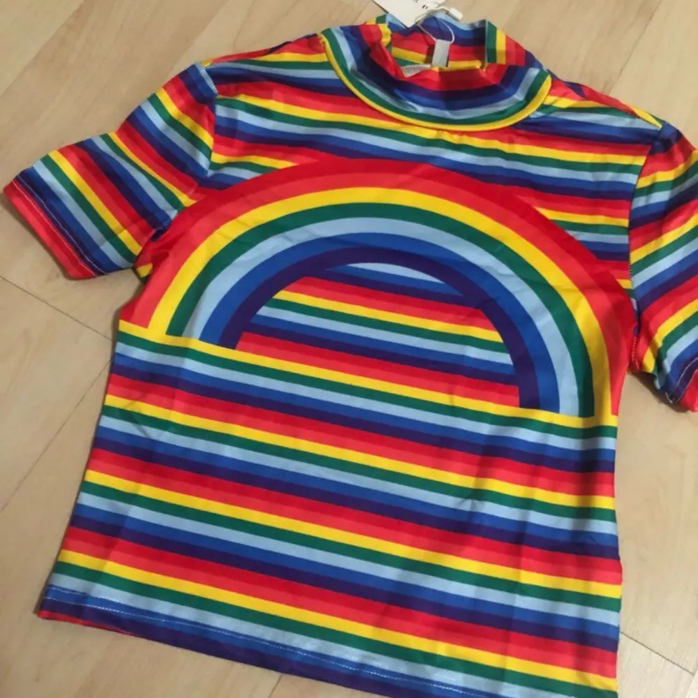 Finaste tröjan i regnbågens alla färger. Frakt ingår ❣ . Toppar.
