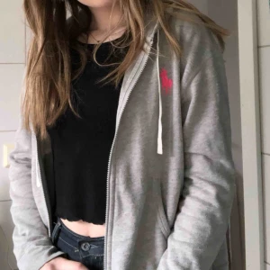  - Grå ralph lauren kofta med rosa logga Köpt på NK och är använd kanske 5-7 gånger och är därför som nytt skick 