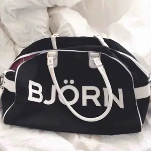 Björn Borg väska i svart/mörkblå färg