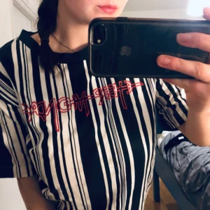  - Cheap monday tisha. Helt ny, strl S men är lite overzised i storleken.   Kan mötas upp i Stockholm C eller frakta och köparen står för den