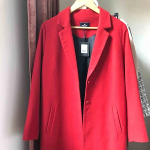  - Helt ny premiumkappa i ull från Park Lane, klarröd färg, ner över höfterna, två knappar fram, aldrig använd!! Nåt av det mest välsydda och vackra i min garderob! Nypris 2195kr