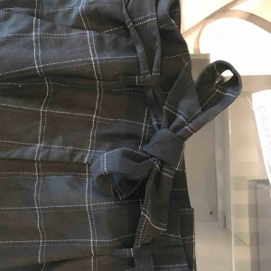  - Högmidjade rutiga byxor från h&m med knyte i midjan. Vid intresse kan jag ta bilder hur dom ser ut på! För långa ben, är själv 179cm och de sitter bra på mig. 