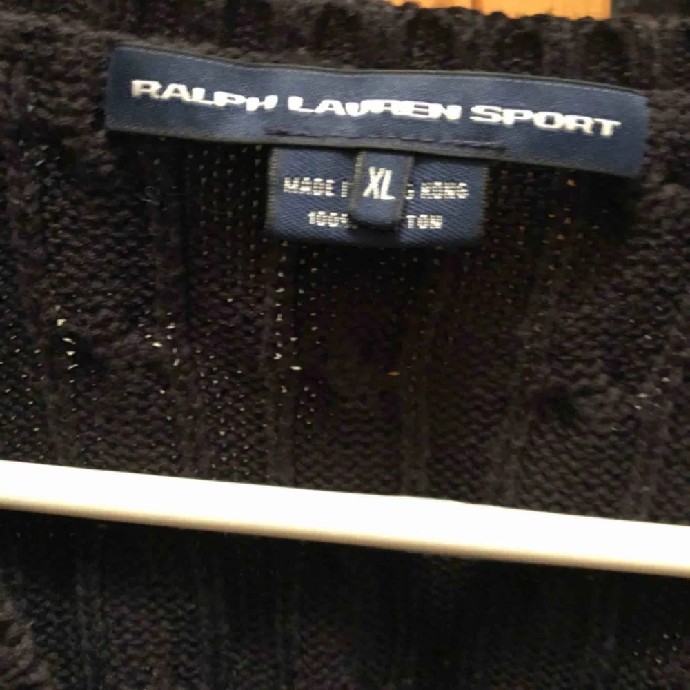 Marinblå/mörk stickad Ralph Lauren tröja, står strl XL men passar perfekt så mer som en M/38. Stickat.