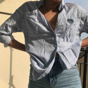  - Somrig fin skjorta i perfekt skick! Ganska lång. Fin utsläppt, instoppad och knuten. Är fler intresserade blir det budgivning. Frakt tillkommer. Annars möts vi runt söder!!💓💓