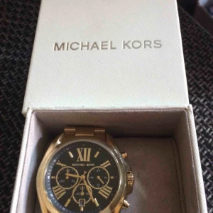  - Helt ny bara provad Michael Kors klocka dam.  Nypris 2973 kr  Mitt pris 1500 kr