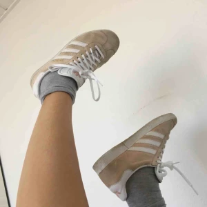  - Jättefina ljusrosa adidas gazelle, lite smuts på sulan annars är de i jättefints skick. Svårt att få färgen rätt på bild men den är mest lik färgen på första eller sista bilden. Nypris 1000 kr och har använt dem 4 gånger, så ett riktigt kap! 