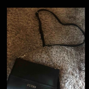  - Liten Guess väska. Avtagbar axelrem så den funkar lika bra som en clutch. Köpare betalar frakt 🌸