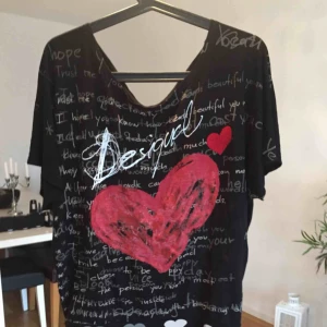  - Jättefin liten topp från Desigual, luftig och skön, bra skick Kom med bud och kolla gärna mina andra annonser, kan samfrakta i den mån det går Går ej att swisha, men går bra med kontanter eller banköverföring
