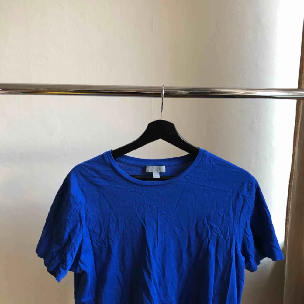 En blå tshirt från Cos i jättebra skick! Köparen står för eventuell frakt men annars kan jag mötas upp i Stockholm. Skjortor.