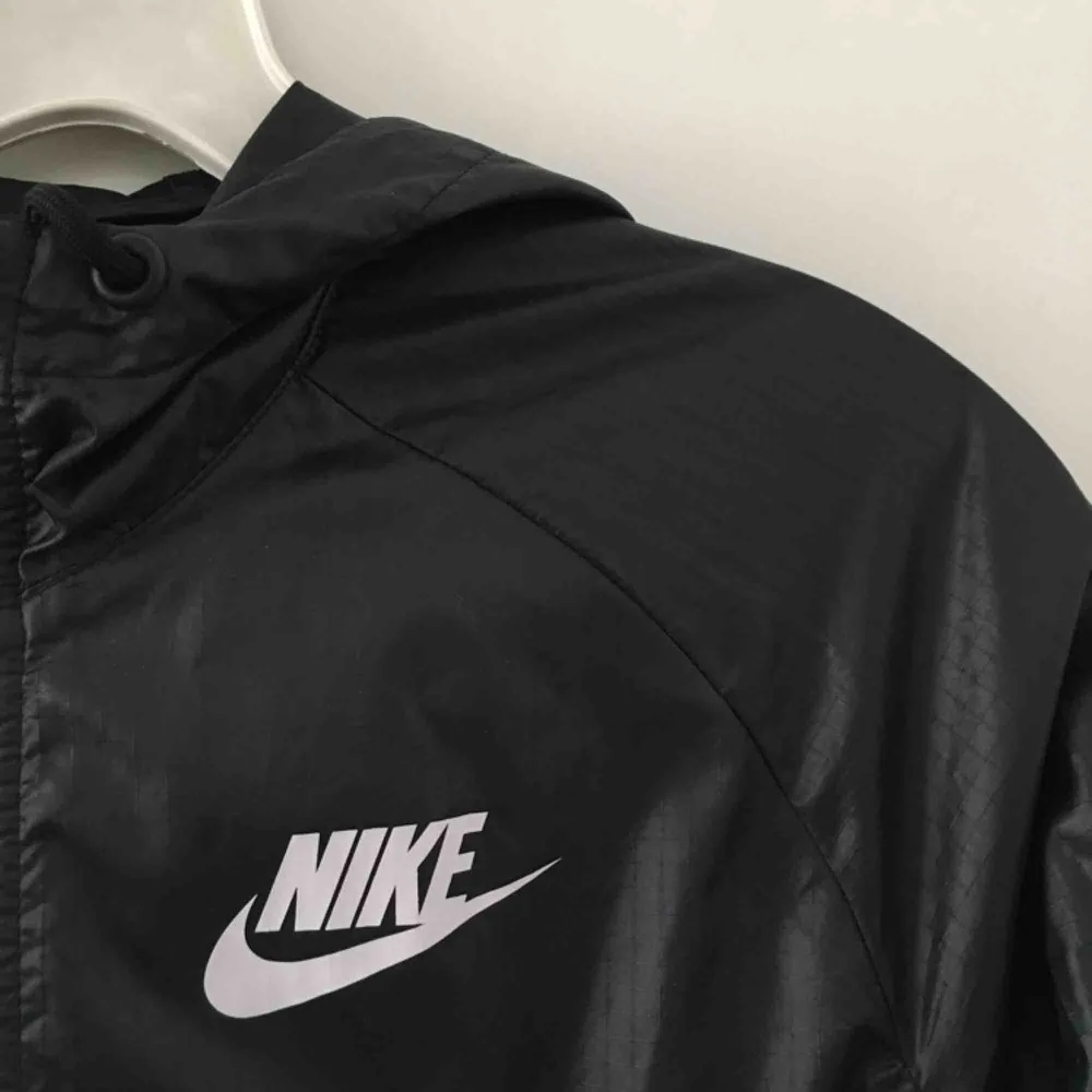 Nike Windbreaker jacka i storlek S! Köpt för ungefär 2 år sen på junkyard för 749:-. Den är i använt skick. Säljer den pga för liten för mig! Frakt går på 39:- :). Jackor.