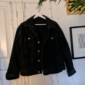  - Jeansjacka inköpt på Urban Outfitters men aldrig använd. Strl M men lite stor i storleken. Kan mötas upp i Täby eller frakta gratis