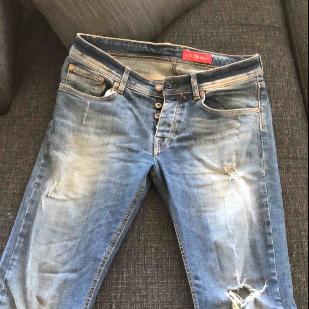 Reign jeans i storlek 30. Använda fåtal gånger och väldigt snygga och fräscha byxor. Nypris 1499kr, säljer mina för 600 men priset kan diskuteras!. Jeans & Byxor.