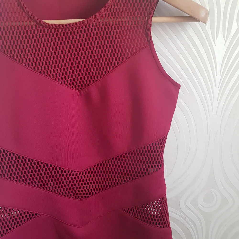 Super sexy body in burgundy, size S/M. Perfect for the summer or partying!! Never used so in great condition. Can meet up in Tcentralen or Täby.. Toppar.