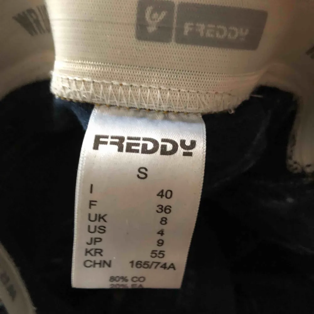 Freddy pants denim effect. Säljs pga kommer tyvärr ej till användning. Väldigt skönt och stretchigt material. Köpta för 1299kr på freddystore!. Jeans & Byxor.
