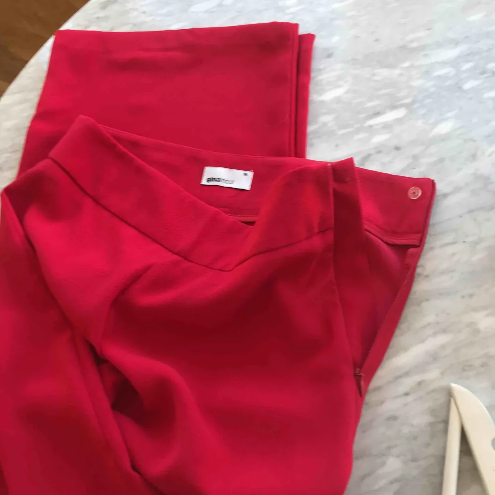 Röda vida byxor från Ginatricot. Aldrig använda.. Jeans & Byxor.