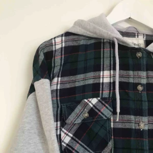  - Superfin hoodie från Bikbok från märket Westhill Redbird. Använd ett fåtal gånger.