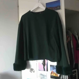  - Nästintill oanvänd tröja från Zara. Vida ärmar med fluff längst ner på ärmen. 