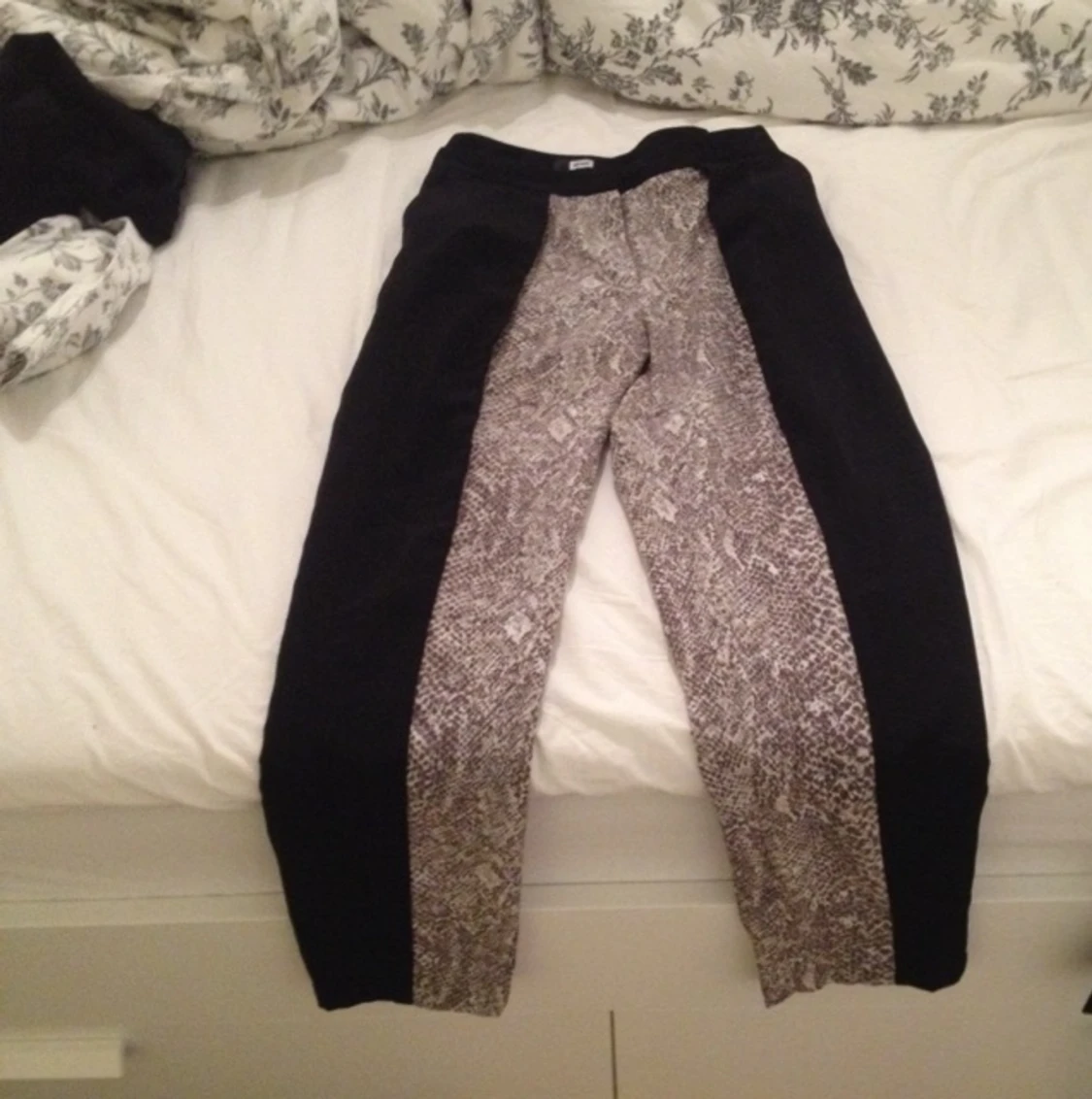 Bak och framsida på byxorna från Bik bok  - 1399575505