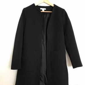  - Stilren, svart vår-kappa från H&M. Den har två öppna fickor på framsidan. Den ser i princip ny ut (inga slitningar eller liknande), säljer pga att jag aldrig använder den. 
