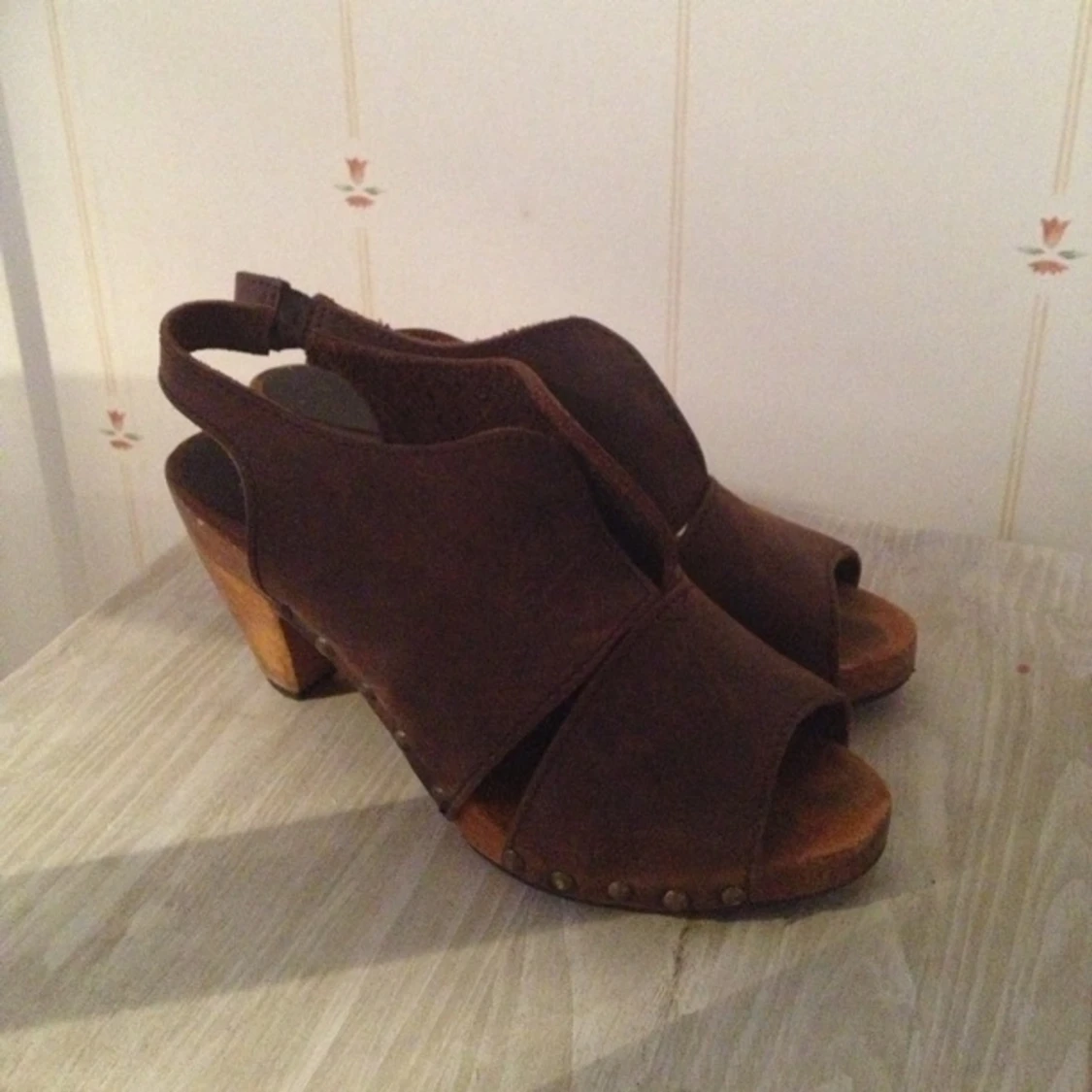 Supersköna träklackar i mörkbrunt läder, 7cm klack Dansk Design! - 1398365707