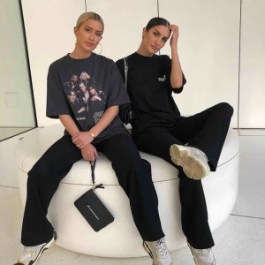  - Säljer dessa svarta byxor från Zara som tjejerna på bilderna har på sig. Aldrig använda pga fel storlek