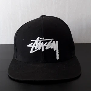 Stussy keps - Sällan använd stuzzy keps. Flat. Går att ändra storlek på baksidan av kepsen. 
