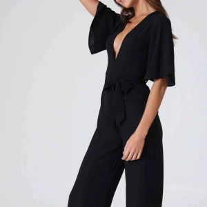  - Byxdress från Na-Kd design Kristine Sundberg.  Säljer pga endast använd en gång. 